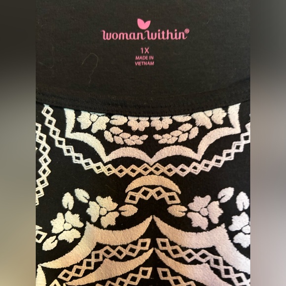 Black and white mandala design popover tunic top - Picture 3 of 4